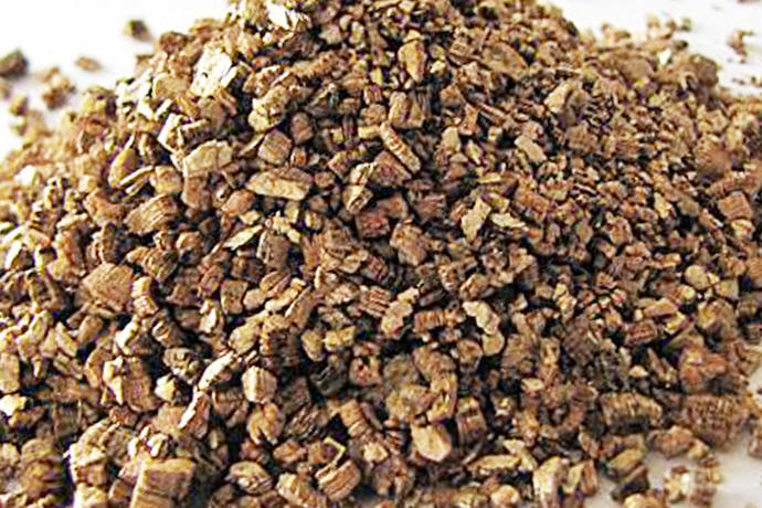 蛭石加工设备有哪些，颚式破碎机，雷蒙磨粉机，球磨机